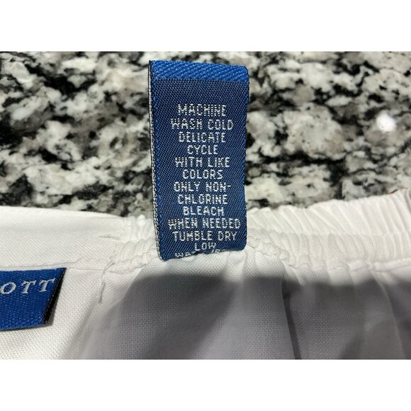 Karen Scott Skort Size 14 White Embroidered Design Zip And Hook Closure - Picture 8 of 9